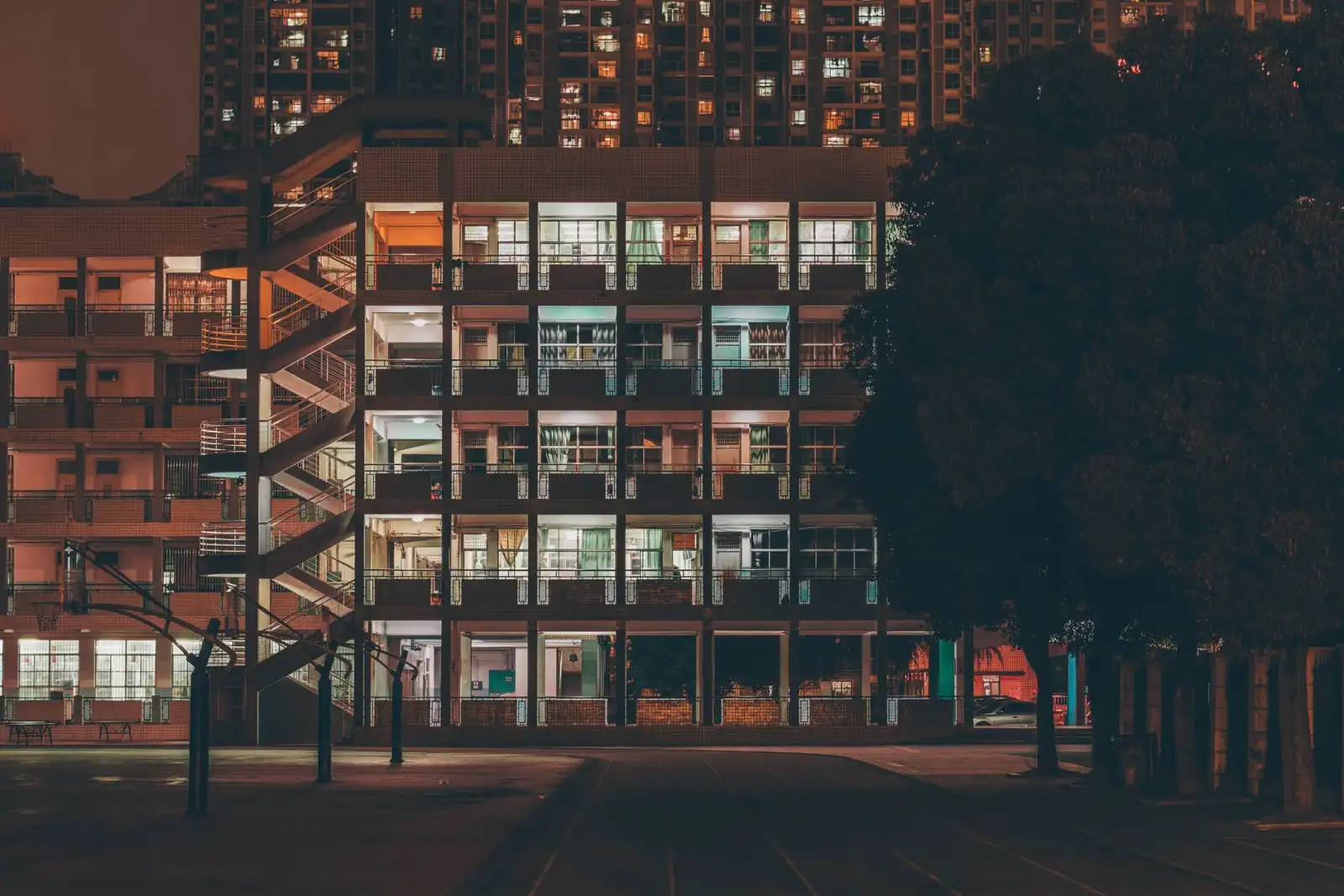 轴流风机与离心风机在建筑通风系统中的选型对比分析